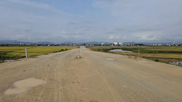 Dự án còn khoảng 200 m chờ lún, chưa thảm nhựa bê tông.