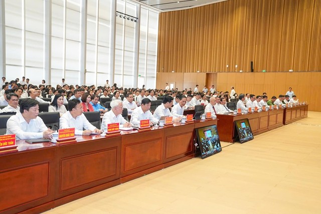 Lãnh đạo thành phố Hải Phòng dự buổi tiếp xúc cử tri tại điểm cầu chính Trung tâm Hội nghị - Biểu diễn thành phố