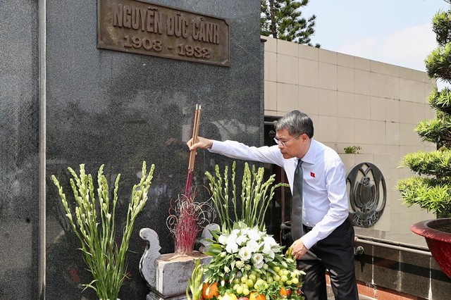 Thủ tướng Chính phủ Lê Minh Hưng cùng lãnh đạo thành phố dâng hương tại Tượng đài đồng chí Nguyễn Đức Cảnh