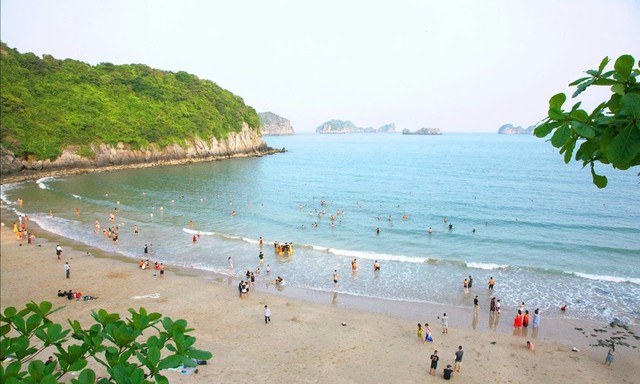 Bãi tắm Cát Cò luôn là điểm thu hút du khách khi đến với Cát Bà