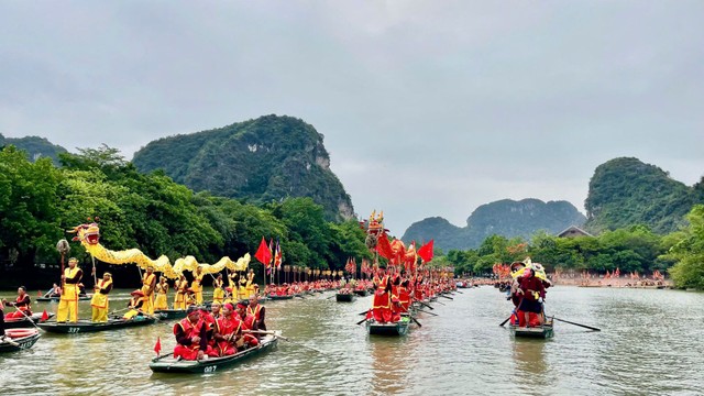 Tiếng trống hội vang vọng hòa cùng sắc màu rực rỡ của các đoàn rước trên sông Sào Khê.