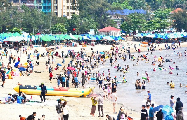Bãi biển khu 2 Đồ Sơn thu hút đông đảo du khách trong và ngoài thành phố những ngày nghỉ lễ