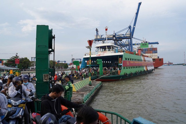 Các chuyến phà luôn đầy ắp người và các phương tiện.