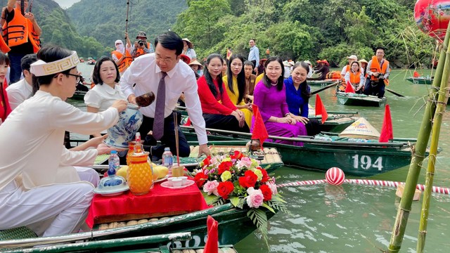 Ông Nguyễn Thanh Bình, Chủ tịch UBND tỉnh Ninh Bình thực hiện nghi thức lấy nước tại lễ hội.