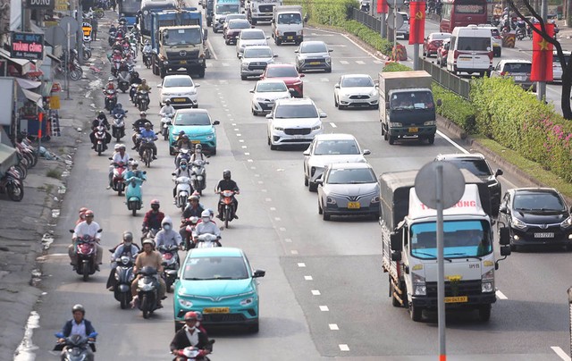 Ngày cuối kỳ nghỉ lễ khép lại với cảnh người dân hối hả trở lại TP.HCM chuẩn bị cho tuần làm việc mới. Ghi nhận tại quốc lộ 22, đường khá thông thoáng chiều ngày 3/5.