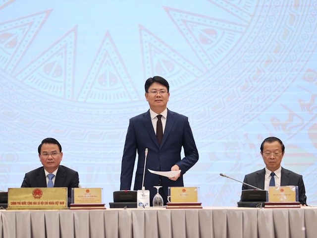 Thứ trưởng Bộ Tư pháp Nguyễn Thanh Tịnh thông tin về việc thực hiện cắt giảm các thủ tục hành chính, các điều kiện kinh doanh tại Họp báo Chính phủ. Ảnh: VGP.