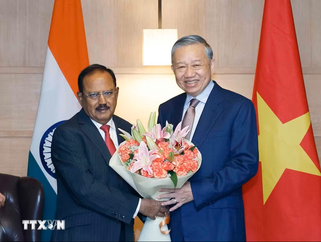 Cố vấn An ninh Quốc gia Ấn Độ Ajit Doval tặng hoa Tổng Bí thư, Chủ tịch nước Tô Lâm - Ảnh: TTXVN