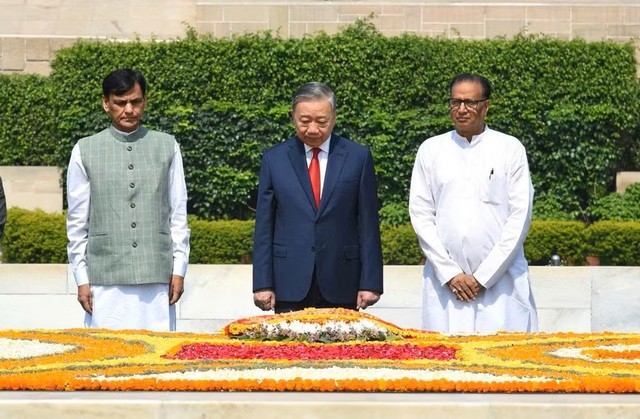 Đồng chí Tổng Bí thư, Chủ tịch nước Tô Lâm đặt vòng hoa tưởng niệm Mahatma Gandhi. Ảnh: Uday India