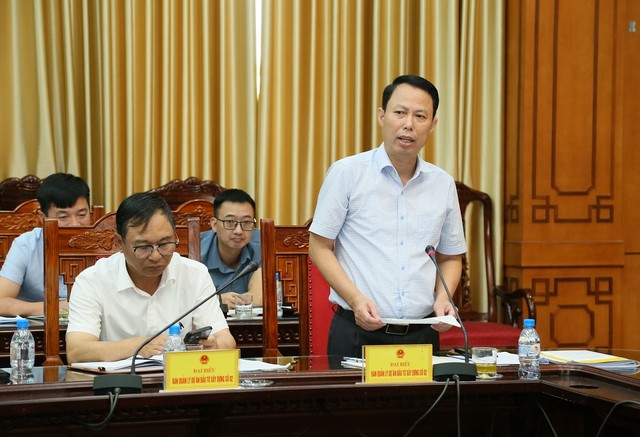 Lãnh đạo Ban Quản lý dự án đầu tư xây dựng số 02 phát biểu tại cuộc họp.