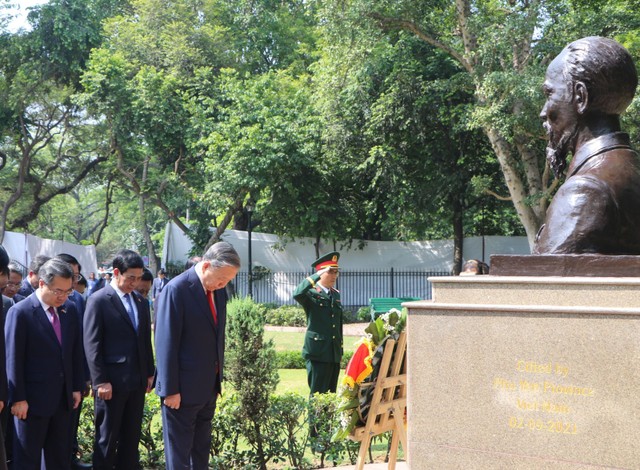 Đồng chí Tổng Bí thư, Chủ tịch nước Tô Lâm và Đoàn dâng hoa tại Tượng đồng Chủ tịch Hồ Chí Minh ở Thủ đô New Delhi.