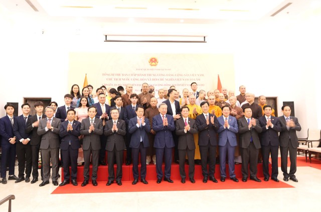 Đồng chí Tổng Bí thư, Chủ tịch nước Tô Lâm và các đồng chí Lãnh đạo chụp ảnh lưu niệm cùng cán bộ, nhân viên Đại sứ quán Việt Nam và cộng đồng người Việt Nam tại Ấn Độ.