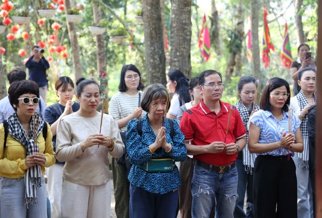 Các đại biểu tham gia chương trình Famtrip - Presstrip Thái Nguyên với chủ đề “Thiên đường du lịch hồ trên núi” dâng hương tại đền An Mạ. Ảnh: Hà Nguyễn.