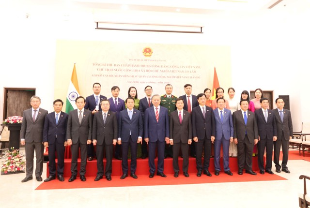 Đồng chí Tổng Bí thư, Chủ tịch nước Tô Lâm và các đồng chí Lãnh đạo chụp ảnh lưu niệm cùng cán bộ, nhân viên Đại sứ quán Việt Nam tại Ấn Độ.