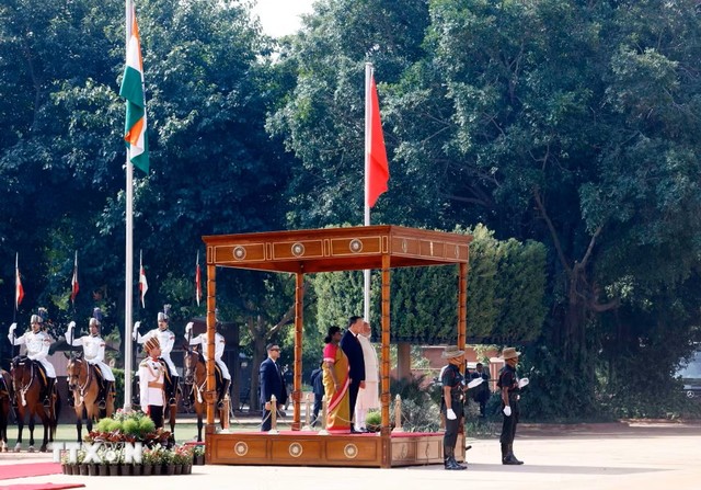Sau diễu binh, Tổng thống Ấn Độ Droupadi Murmu và Thủ tướng Ấn Độ Narendra Modi cùng Tổng Bí thư, Chủ tịch nước Tô Lâm giới thiệu cho nhau thành phần đoàn dự lễ đón.