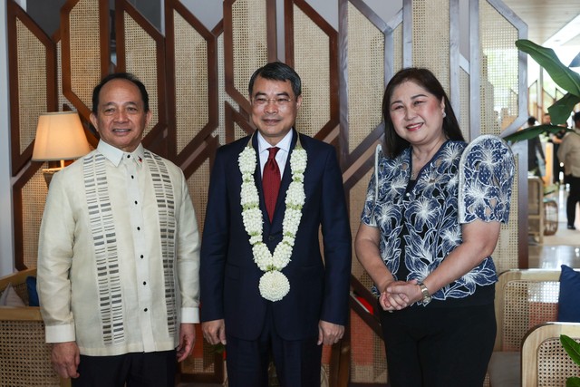 Cố vấn an ninh quốc gia Philippines Eduardo Oban Jr; Thống đốc tỉnh Cebu Pamela Baricuatro đón Thủ tướng Lê Minh Hưng tại sân bay quốc tế Mactan-Cebu của Philippines - Ảnh: VGP/Nhật Bắc.