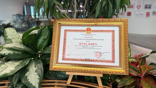 Bằng khen thuế của Ủy ban Nhân dân TP.HCM cho các đóng góp thuế của Prudential Việt Nam trong 2025