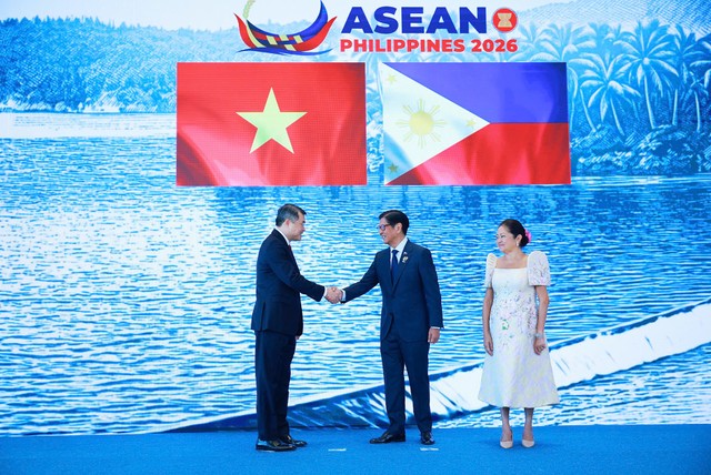 Tổng thống Philippines Ferdinand Romualdez Marcos Jr. đón Thủ tướng Chính phủ Lê Minh Hưng dự lễ khai mạc và phiên toàn thể Hội nghị Cấp cao ASEAN lần thứ 48 - Ảnh: VGP/Nhật Bắc