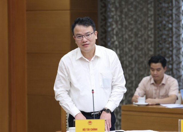 Thứ trưởng Bộ Tài chính Trần Quốc Phương báo cáo tại cuộc họp.