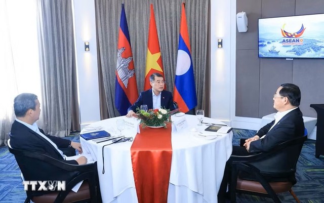 Thủ tướng Lê Minh Hưng cùng Thủ tướng Campuchia Hun Manet và Thủ tướng Lào Sonexay Siphandone. (Ảnh: Dương Giang/TTXVN)