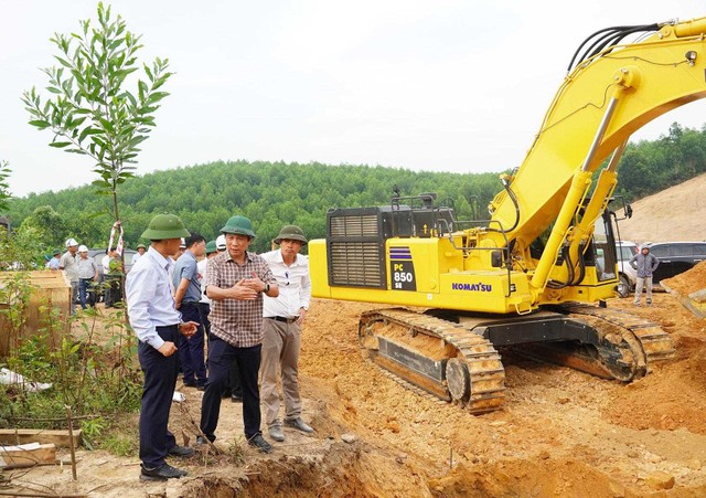 Phó Chủ tịch Thường trực UBND tỉnh Quảng Trị Hoàng Nam (áo kẻ rô) kiểm tra tiến độ Dự án đầu tư xây dựng Quốc lộ 15D.