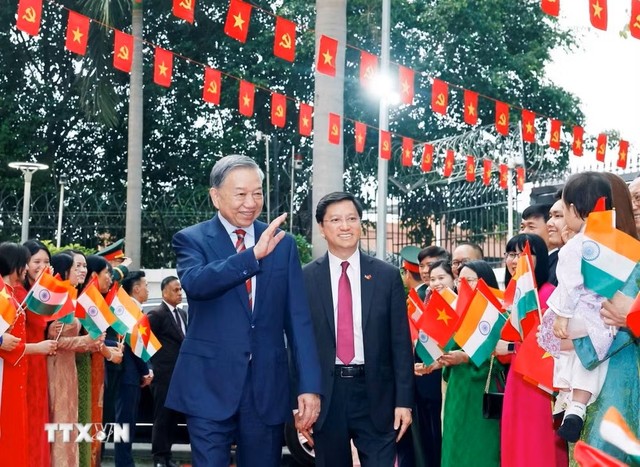 Tổng Bí thư, Chủ tịch nước Tô Lâm gặp gỡ cán bộ, nhân viên Đại sứ quán và cộng đồng người Việt Nam tại Ấn Độ. (Ảnh: Thống Nhất/TTXVN)