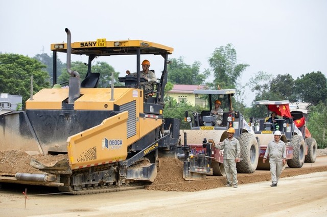 Thi công lớp cấp phối nền đường tại cao tốc Đồng Đăng - Trà Lĩnh. Thi công lớp cấp phối nền đường tại cao tốc Đồng Đăng - Trà Lĩnh.