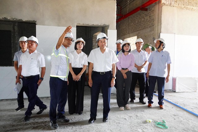 Chủ tịch UBND tỉnh Quảng Trị Lê Hồng Vinh (hàng đầu, bên phải ) kiểm tra tình hình thực hiện Dự án Bệnh viện Đa khoa Quảng Ninh (cơ sở 2). Chủ tịch UBND tỉnh Quảng Trị Lê Hồng Vinh (hàng đầu, bên phải ) kiểm tra tình hình thực hiện Dự án Bệnh viện Đa khoa Quảng Ninh (cơ sở 2).