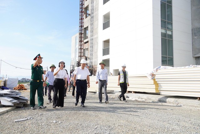 Chủ tịch UBND tỉnh Quảng Trị Lê Hồng Vinh (thứ ba, phải ảnh) kiểm tra Dự án Bệnh viện Đa khoa khu vực Bắc Quảng Bình (cơ sở 2) Chủ tịch UBND tỉnh Quảng Trị Lê Hồng Vinh (thứ ba, phải ảnh) kiểm tra Dự án Bệnh viện Đa khoa khu vực Bắc Quảng Bình (cơ sở 2)