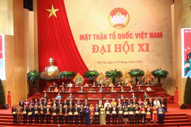 Chia tay các vị không tham gia Đoàn Chủ tịch khoá mới. Chia tay các vị không tham gia Đoàn Chủ tịch khoá mới.