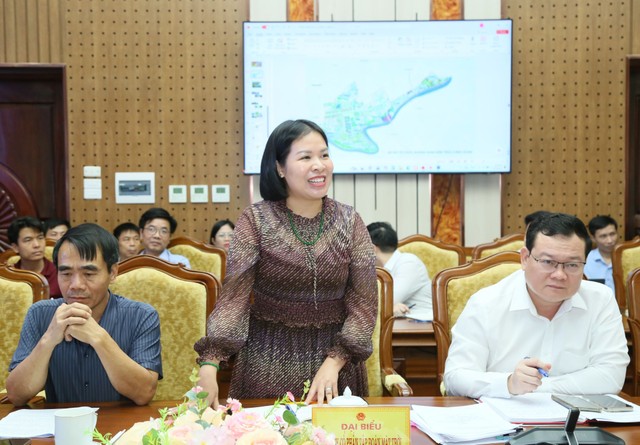 Đại diện nhà đầu tư dự án Khu du lịch, đô thị sinh thái phía Nam Phù Cừ phát biểu tại cuộc họp. Ảnh: Tất Đạt