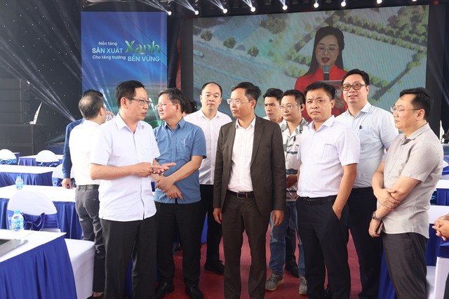 Ông Vũ Tiến Phụng, Phó chủ tịch UBND TP. Hải Phòng kiểm tra công tác chuẩn bị khởi công Dự án đầu tư xây dựng, kinh doanh kết cấu hạ tầng Khu công nghiệp Hoàng Diệu.