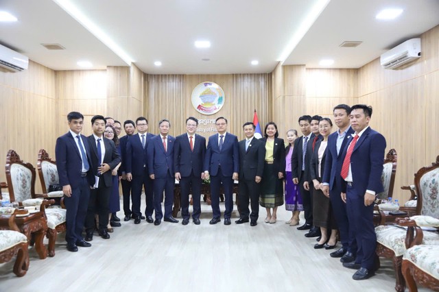 Hai đoàn chụp ảnh lưu niệm.