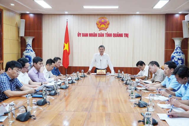Phó Chủ tịch UBND tỉnh Quảng Trị Phan Phong Phú chủ trì hội nghị.