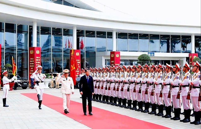 Thủ tướng Lê Minh Hưng duyệt đội danh dự Công an thành phố Hải Phòng Thủ tướng Lê Minh Hưng duyệt đội danh dự Công an thành phố Hải Phòng