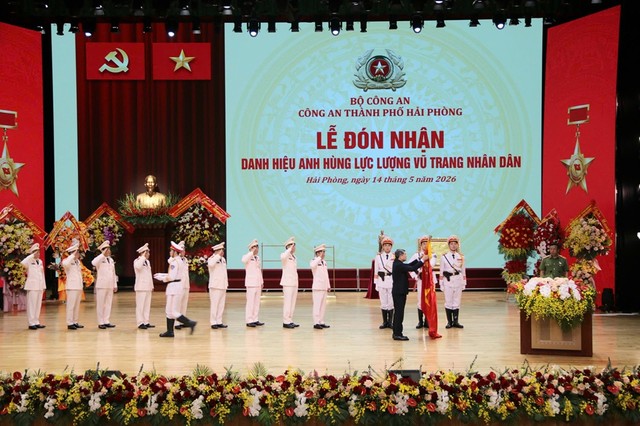 Thủ tướng Lê Minh Hưng gắn Danh hiệu Anh hùng Lực lượng vũ trang nhân dân lên Cờ truyền thống của Công an TP. Hải Phòng Thủ tướng Lê Minh Hưng gắn Danh hiệu Anh hùng Lực lượng vũ trang nhân dân lên Cờ truyền thống của Công an TP. Hải Phòng