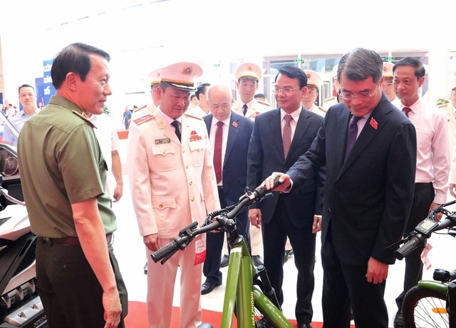 Thủ tướng tham quan trưng bày trang thiết bị kỹ thuật nghiệp vụ của lực lượng Công an TP. Hải Phòng Thủ tướng tham quan trưng bày trang thiết bị kỹ thuật nghiệp vụ của lực lượng Công an TP. Hải Phòng