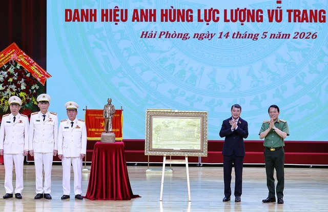Thủ tướng Chính phủ Lê Minh Hưng và Đại tướng Lương Tam Quang, Bộ trưởng Bộ Công an trao bức tượng "Bác Hồ về thăm quê" - quà của Tổng Bí thư, Chủ tịch nước Tô Lâm tặng Công an TP. Hải Phòng Thủ tướng Chính phủ Lê Minh Hưng và Đại tướng Lương Tam Quang, Bộ trưởng Bộ Công an trao bức tượng "Bác Hồ về thăm quê" - quà của Tổng Bí thư, Chủ tịch nước Tô Lâm tặng Công an TP. Hải Phòng