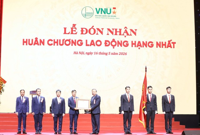 Đồng chí Tổng Bí thư, Chủ tịch nước Tô Lâm trao Huân chương Lao động hạng Nhất tặng Đại học Quốc gia Hà Nội. Đồng chí Tổng Bí thư, Chủ tịch nước Tô Lâm trao Huân chương Lao động hạng Nhất tặng Đại học Quốc gia Hà Nội.