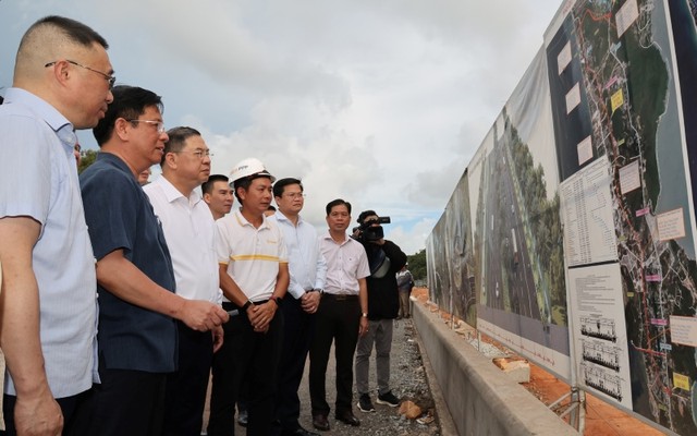 Phó Thủ tướng Thường trực Chính phủ Phạm Gia Túc nghe báo cáo về tiến độ dự án đầu tư mở rộng đường tỉnh ĐT.975.Ảnh: VGP. Phó Thủ tướng Thường trực Chính phủ Phạm Gia Túc nghe báo cáo về tiến độ dự án đầu tư mở rộng đường tỉnh ĐT.975.Ảnh: VGP.