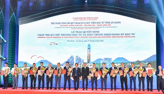 Lãnh đạo tỉnh An Giang trao Quyết định chủ trương đầu tư và Giấy chứng nhận đăng ký đầu tư.