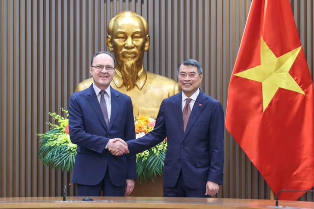 Thủ tướng Chính phủ Lê Minh Hưng tiếp Đại sứ Đặc mệnh toàn quyền Liên bang Nga tại Việt Nam Gennady Bezdetko - Ảnh: VGP/Nhật Bắc