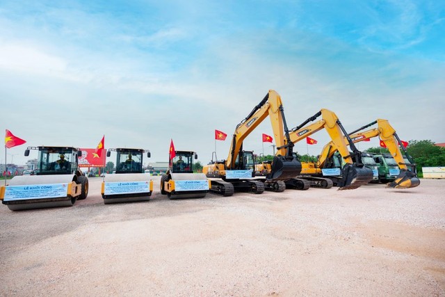 Máy móc, thiết bị thi công đã sẵn sàng để triển khai thi công Dự án trục không gian Quốc lộ 1A gắn với chỉnh trang, tái thiết đô thị đoạn từ đường vành đai 1 đến nút giao Cầu Giẽ. Máy móc, thiết bị thi công đã sẵn sàng để triển khai thi công Dự án trục không gian Quốc lộ 1A gắn với chỉnh trang, tái thiết đô thị đoạn từ đường vành đai 1 đến nút giao Cầu Giẽ.