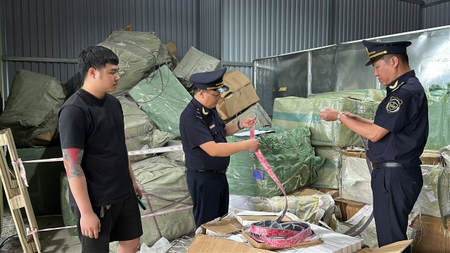 Công chức Hải quan khu vực VI kiểm tra hàng hoá nghi vấn.