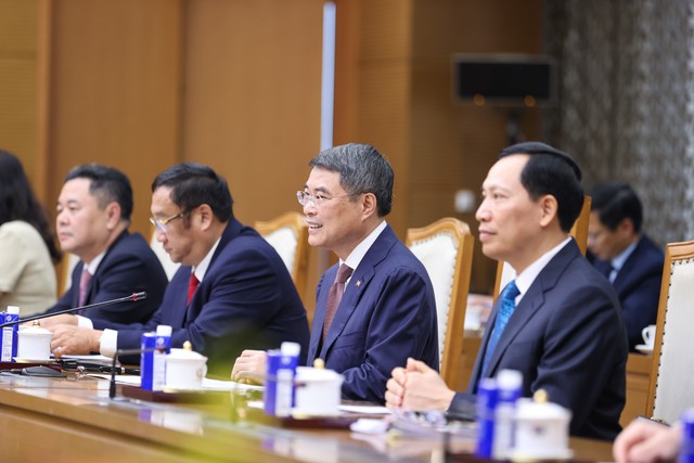 Thủ tướng Chính phủ đề nghị Đại sứ tiếp tục phối hợp chặt chẽ với các bộ, ngành, cơ quan Việt Nam nhằm triển khai hiệu quả các thỏa thuận cấp cao, làm sâu sắc hơn quan hệ Đối tác chiến lược toàn diện Việt Nam - Nga. - Ảnh: VGP/Nhật Bắc