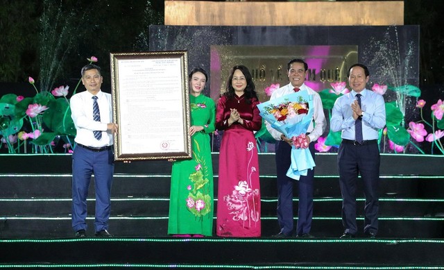 Lễ trao quyết định công bố Khu di tích Kim Liên là Khu di tích Quốc gia