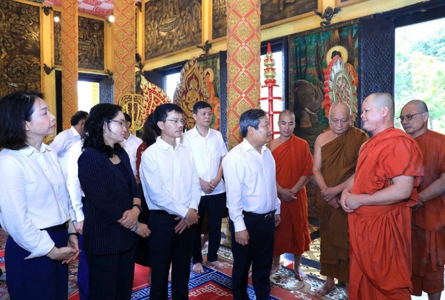 Mỗi năm Làng đón khoảng 600.000 lượt khách.