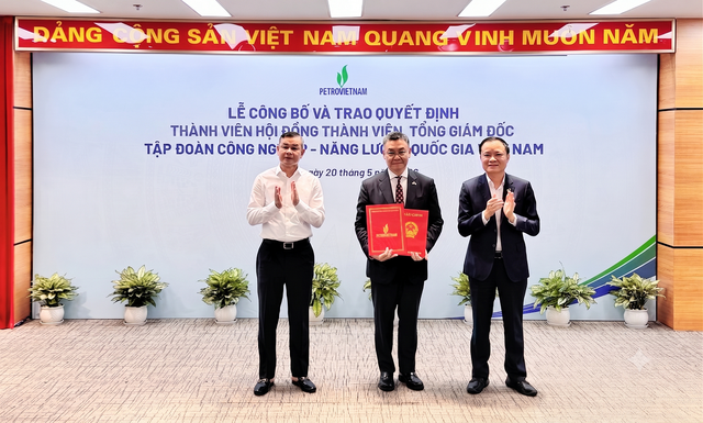 Với sự chứng kiến của Bộ trưởng Bộ Tài chính, Chủ tịch Hội đồng thành viên Petrovietnam Lê Ngọc Sơn trao Quyết định bổ nhiệm ông Lê Mạnh Cường giữ chức Tổng giám đốc Tập đoàn. Với sự chứng kiến của Bộ trưởng Bộ Tài chính, Chủ tịch Hội đồng thành viên Petrovietnam Lê Ngọc Sơn trao Quyết định bổ nhiệm ông Lê Mạnh Cường giữ chức Tổng giám đốc Tập đoàn.