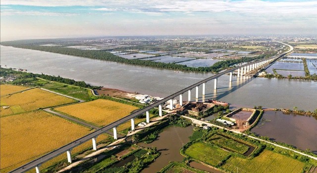 Cầu Văn Úc 2 trên tuyến đường bộ cao tốc Ninh Bình - Hải Phòng được khởi công 13.5 sẽ thúc đẩy việc phát triển các khu công nghiệp trong Khu Kinh tế ven biển phía Nam Hải Phòng. Ảnh: Lê Dũng Cầu Văn Úc 2 trên tuyến đường bộ cao tốc Ninh Bình - Hải Phòng được khởi công 13.5 sẽ thúc đẩy việc phát triển các khu công nghiệp trong Khu Kinh tế ven biển phía Nam Hải Phòng. Ảnh: Lê Dũng