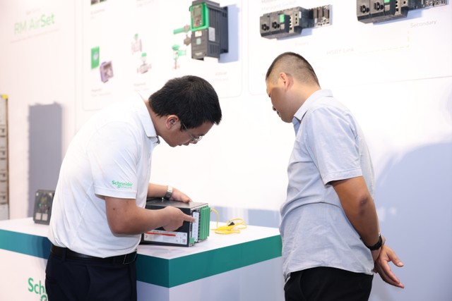 Khách mời trải nghiệm sản phẩm công nghệ ngành nước tại sự kiện