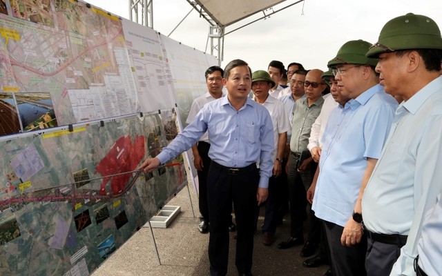 Phó Thủ tướng Thường trực nghe lãnh đạo tỉnh Bắc Ninh báo cáo về tuyến đường kết nối sân bay Gia Bình với Thủ đô Hà Nội - Ảnh: VGP. Phó Thủ tướng Thường trực nghe lãnh đạo tỉnh Bắc Ninh báo cáo về tuyến đường kết nối sân bay Gia Bình với Thủ đô Hà Nội - Ảnh: VGP.